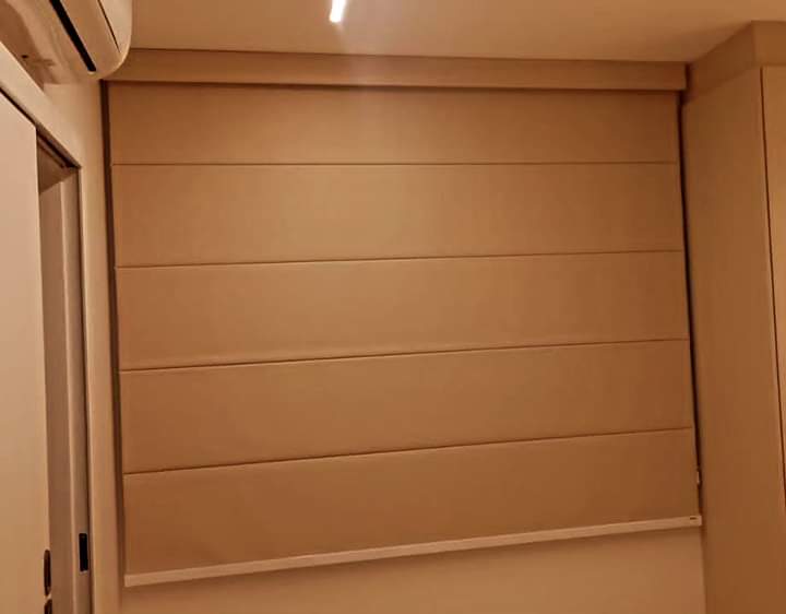 Persiana horizontal bege instalada em quarto - acabamento perfeito Cristal Decor