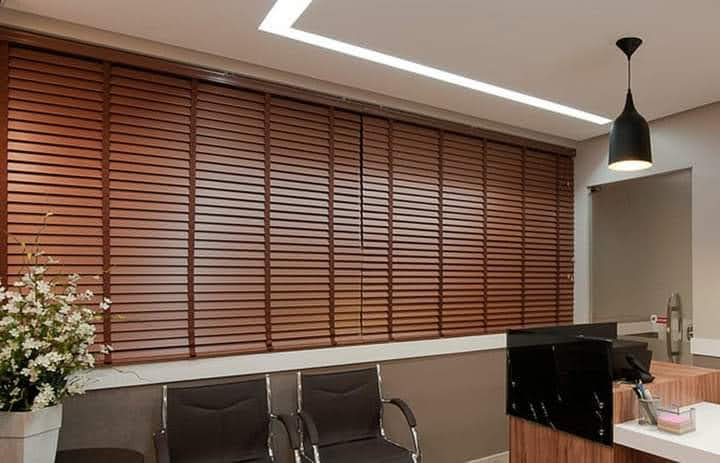 Persiana horizontal madeira em ambiente comercial - instalação de grande porte