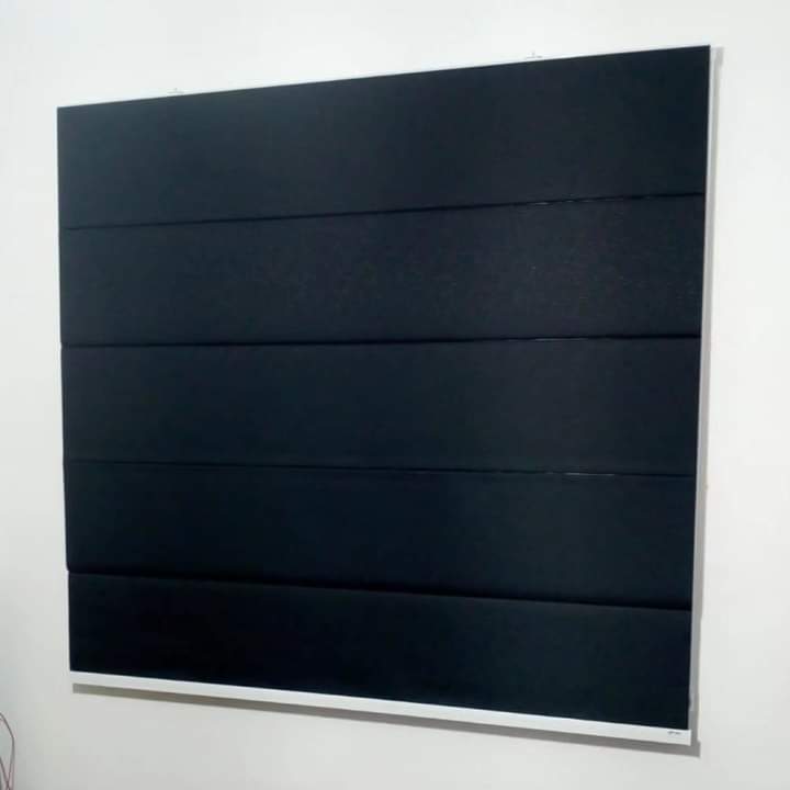 Persiana horizontal azul marinho em quarto - design moderno e sofisticado