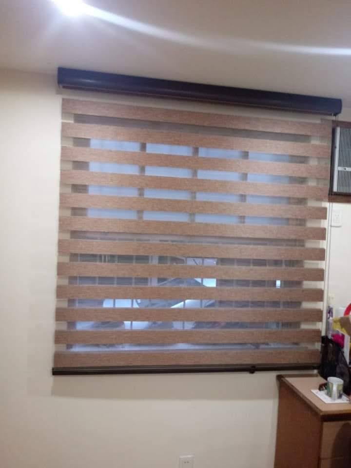 Persiana zebra madeira em cozinha - controle de luz versátil e elegante