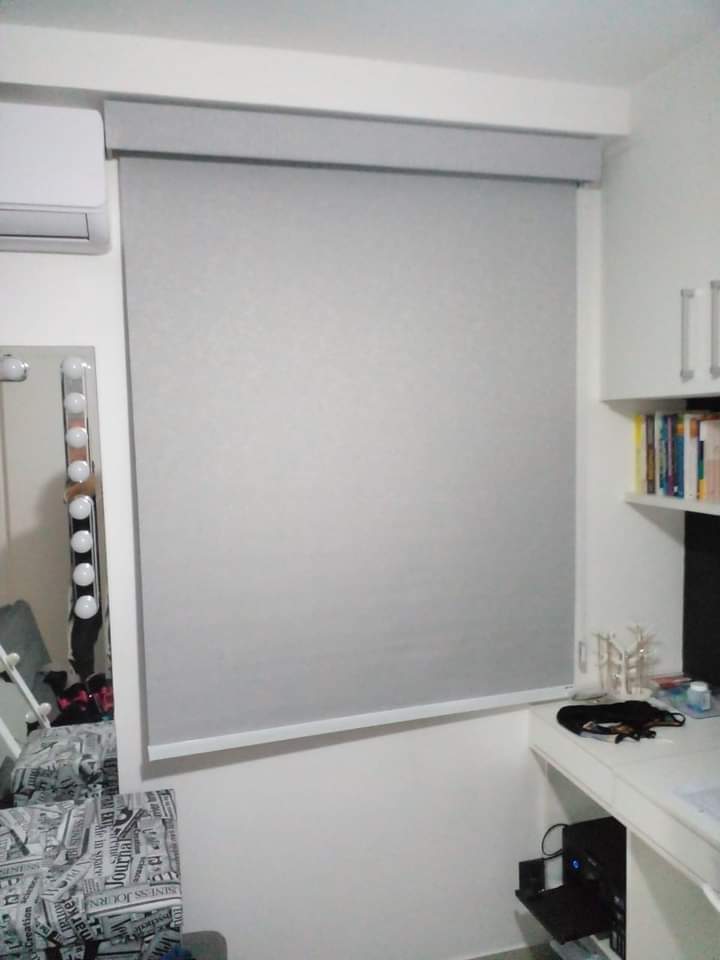 Persiana rolo cinza clara em home office - controle de luz ideal