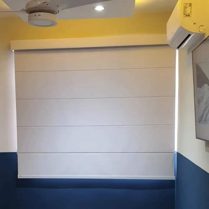 Persiana horizontal branca em cozinha moderna - ambiente sofisticado