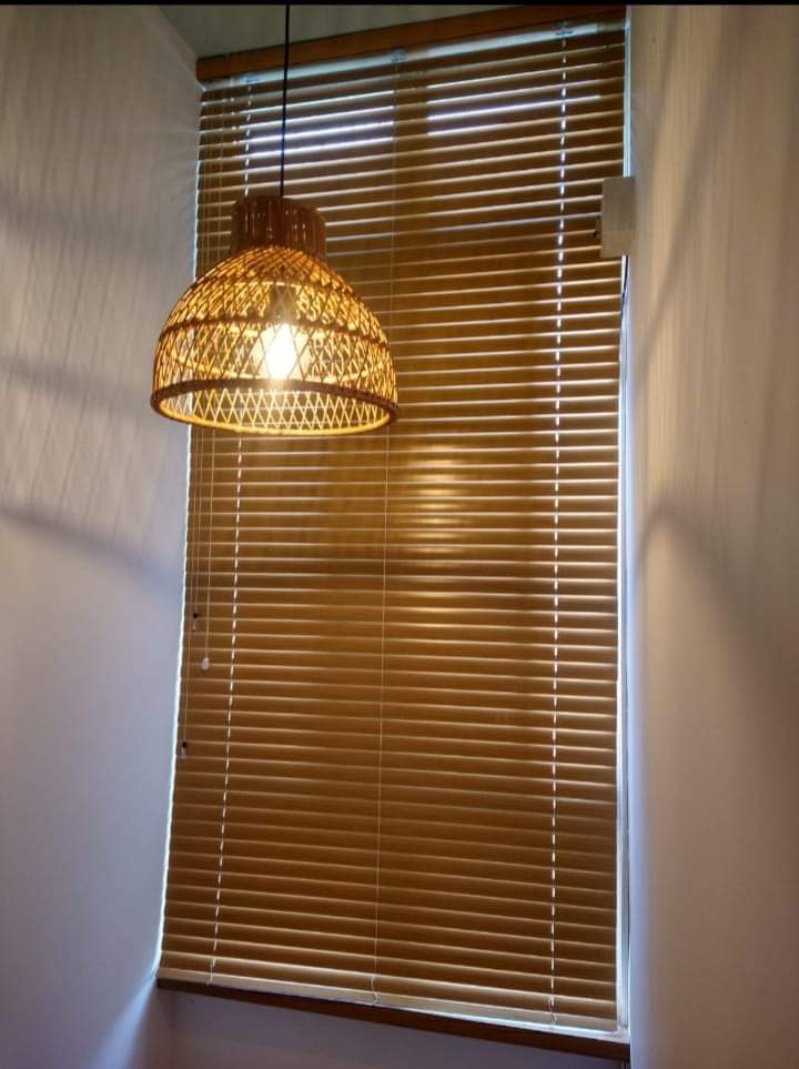Persiana horizontal madeira com iluminação ambiente - decoração aconchegante