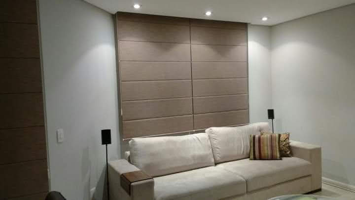 Persiana horizontal bege em sala moderna - janela ampla com acabamento premium