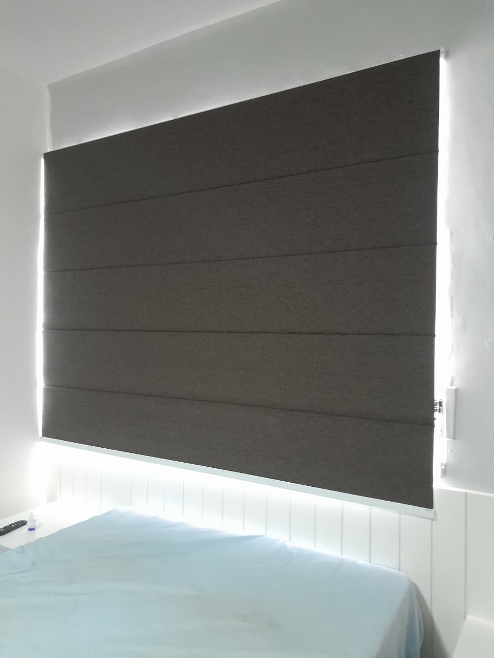 Persiana horizontal cinza escura em quarto - design moderno e elegante