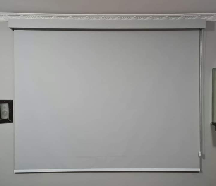 Persiana rolo branca minimalista - instalação limpa e funcional